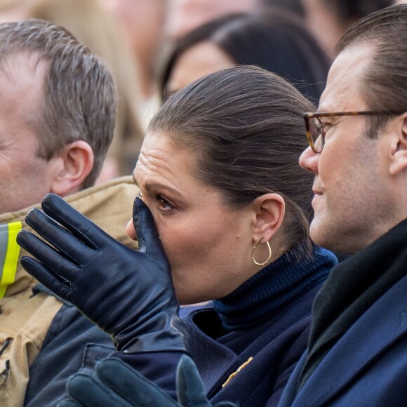 La princesse Victoria de Suède n'a pu retenir ses larmes alors qu'elle assistait avec son mari le prince Daniel, le 7 avril 2018 à Stockholm dans le parc du Kungsträdgarden, à un concert commémoratif en hommage aux victimes de l'attentat au camion-bélier perpétré un an plus tôt, le 7 avril 2017, dans la rue piétonne Drottninggatan.