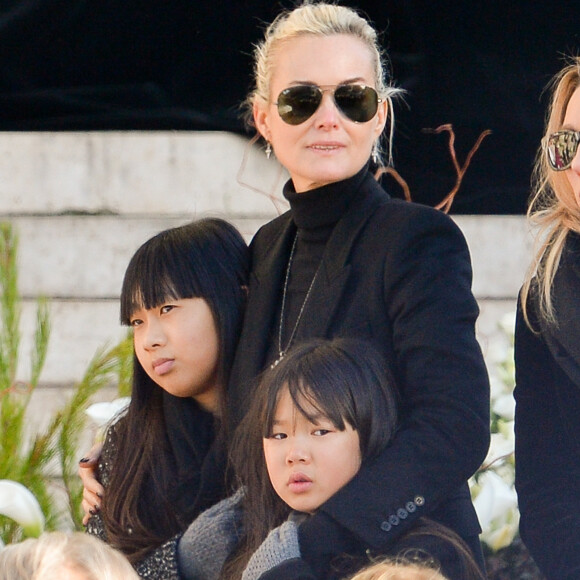 Laeticia Hallyday et ses filles Jade et Joy devant l'église de la Madeleine pour les obsèques de Johnny Hallyday à Paris, France, le 9 décembre 2017. © Veeren/Bestimage