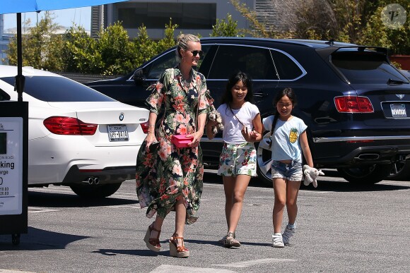 Exclusif - Johnny Hallyday va déjeuner avec sa femme Laeticia, ses filles Jade et Joy et un ami au restaurant Scopa Italian Roots à Venice le 21 mai 2017.