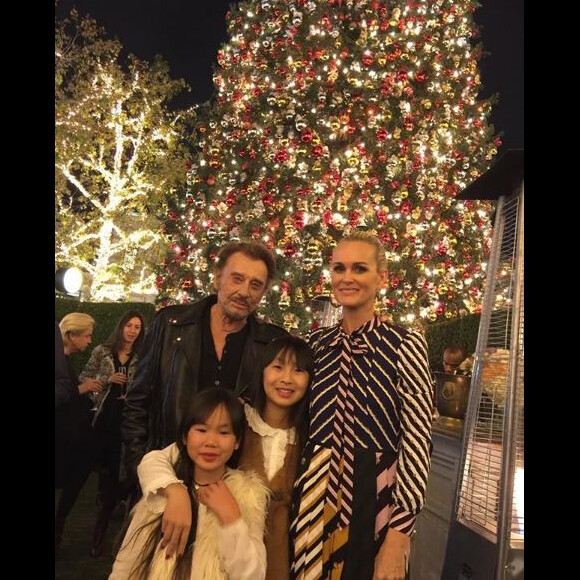 Johnny Hallyday entouré de sa femme Laeticia et leurs deux filles Jade et Joy pour leur dernier Noël ensemble à Los Angeles. Instagram, le 23 décembre 2016.