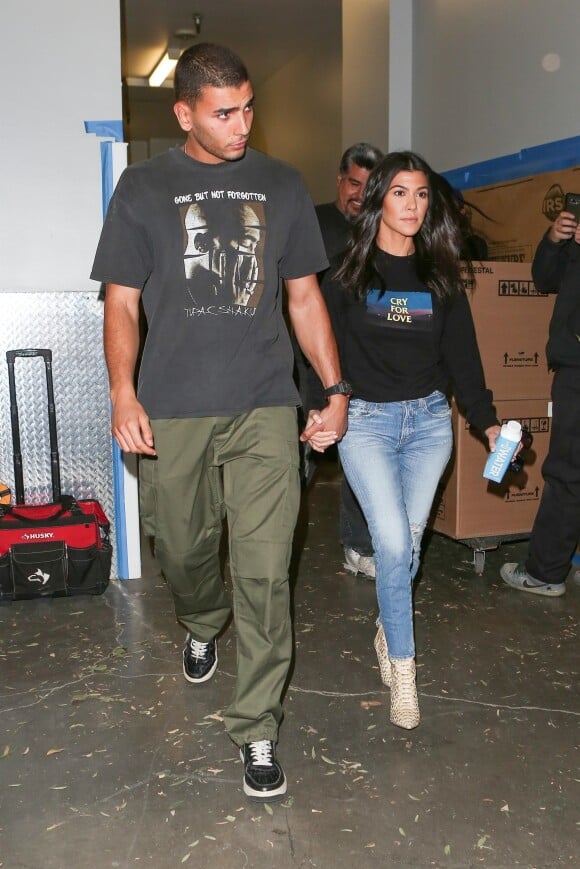 Kourtney Kardashian est aperçue main dans la main avec son compagnon Younes Bendjima dans la cours d'école d'arts martiaux de son fils M. à Los Angeles, le 6 décembre 2017