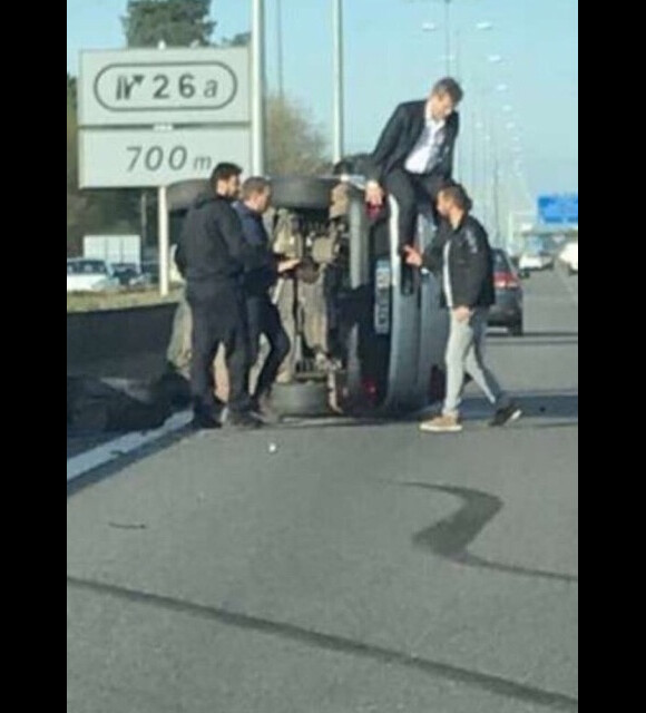 Arnaud Montebourg s'extrait de son véhicule après un accident à l'entrée de l'autoroute A63 près de Bordeaux, le 13 avril 2018.