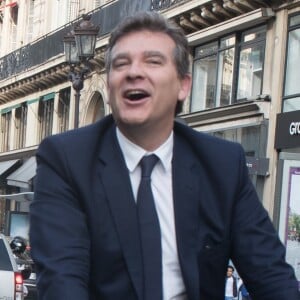 Exclusif - Arnaud Montebourg, alors qu'il était en Vélib' (vélo) dans les rues de Paris, a croisé une horde de paparazzi qui suivait Bella Hadid, s'est arrêté et a pris le temps de discuter avec eux. Le 27 septembre 2017.