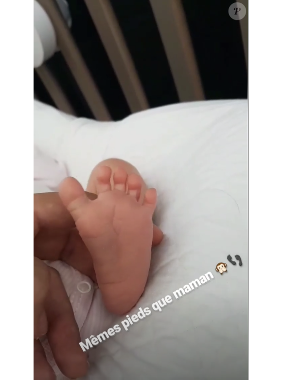 Hinarini de Longeaux, Miss Tahiti 2012, compagne de Jérémy Florès, s'est amusée des pieds de sa fille nouveau-née Hinahei en story Instagram le 13 avril 2018.