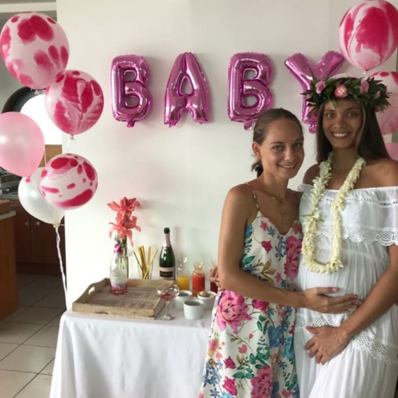 Hinarini de Longeaux, Miss Tahiti 2012, lors de sa baby shower en février 2018, photo Instagram. Jérémy Florès a annoncé le 9 avril 2018 sur Facebook la naissance de leur premier enfant, une petite fille prénommée Hinahei.