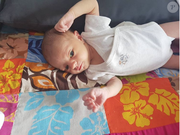 Jérémy Florès et Hinarini de Longeaux, Miss Tahiti 2012, ont annoncé le 9 avril 2018 sur Facebook la naissance de leur premier enfant, une petite fille prénommée Hinahei, dont Hinarini a dévoilé cette photo quelques jours plus tard sur Instagram.