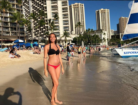 Jérémy Florès et Hinarini de Longeaux, Miss Tahiti 2012, ont annoncé le 9 avril 2018 sur Facebook la naissance de leur premier enfant, une petite fille prénommée Hinahei. Ici, Hinarini durant sa grossesse, photo Instagram du 27 décembre 2017.
