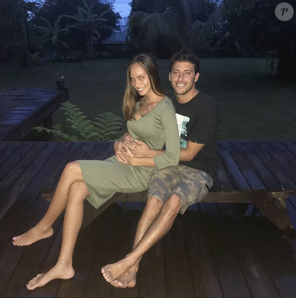 Jérémy Florès et Hinarini de Longeaux, Miss Tahiti 2012, ont annoncé le 9 avril 2018 sur Facebook la naissance de leur premier enfant, une petite fille prénommée Hinahei. Ici, la photo Instagram de novembre 2017 par le biais de laquelle Hinarini a annoncé sa grossesse.