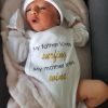 Jérémy Florès a annoncé le 9 avril 2018 sur Facebook la naissance de son premier enfant avec sa compagne Hinarini de Longeaux, une petite fille prénommée Hinahei, et a dévoilé de premières images, dont celle-ci, dans un body personnalisé.