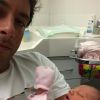 Jérémy Florès a annoncé le 9 avril 2018 sur Facebook la naissance de son premier enfant avec sa compagne Hinarini de Longeaux, une petite fille prénommée Hinahei, et a dévoilé de premières images, dont celle-ci, à la maternité.