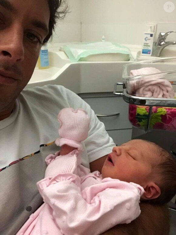 Jérémy Florès a annoncé le 9 avril 2018 sur Facebook la naissance de son premier enfant avec sa compagne Hinarini de Longeaux, une petite fille prénommée Hinahei, et a dévoilé de premières images, dont celle-ci, à la maternité.