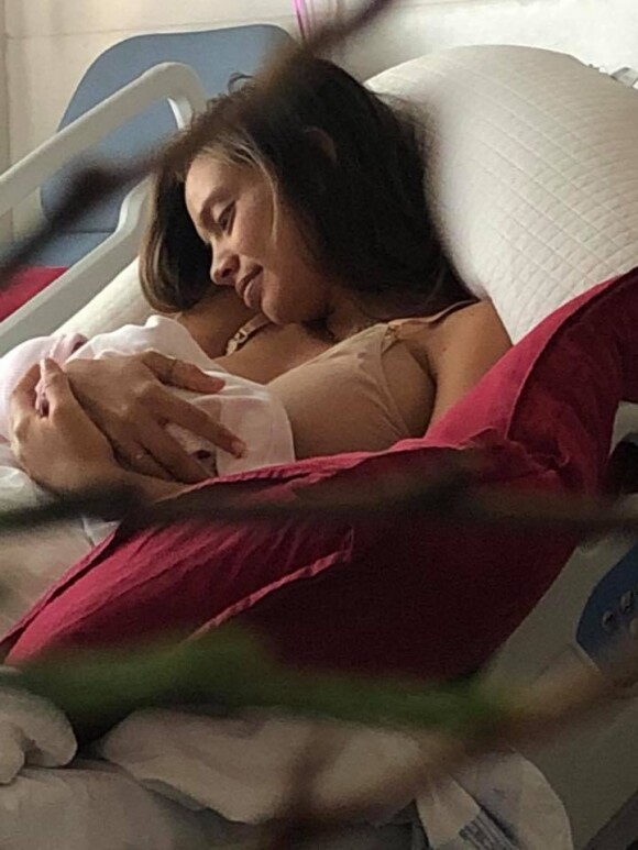 Jérémy Florès a annoncé le 9 avril 2018 sur Facebook la naissance de son premier enfant avec sa compagne Hinarini de Longeaux, une petite fille prénommée Hinahei, et a dévoilé de premières images, dont celle-ci, avec bébé dans les bras de sa maman.