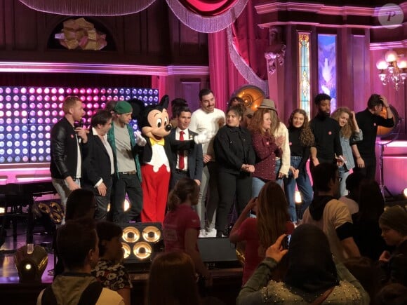 Les Talents de "The Voice 7" à Disneyland Paris, le 15 avril 2018 avec les enfants de l'association "Tout le monde contre le cancer". Ici au Lucky Nugget Saloon.