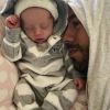 Enrique Iglesias pose avec l'un de ses jumeaux sur Instagram le 16 janvier 2018.