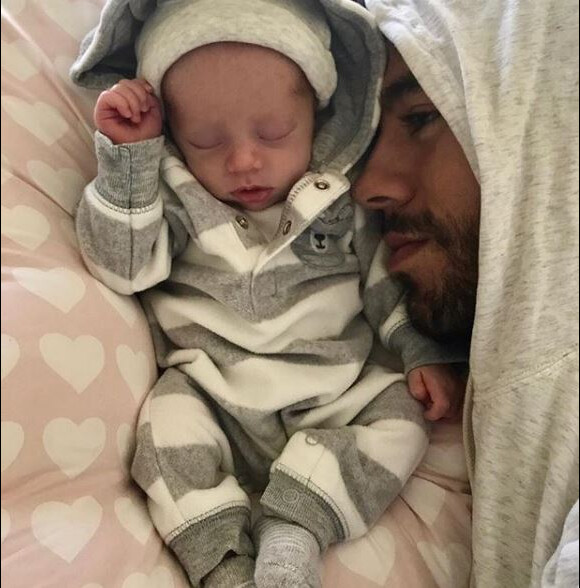 Enrique Iglesias pose avec l'un de ses jumeaux sur Instagram le 16 janvier 2018.