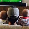 Enrique Iglesias regarde la Ligue des champions à la télévision avec ses jumeaux Nicholas et Lucy. Photo Instagram le 24 avril 2018.