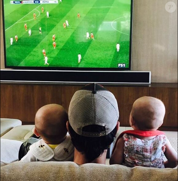 Enrique Iglesias regarde la Ligue des champions à la télévision avec ses jumeaux Nicholas et Lucy. Photo Instagram le 24 avril 2018.