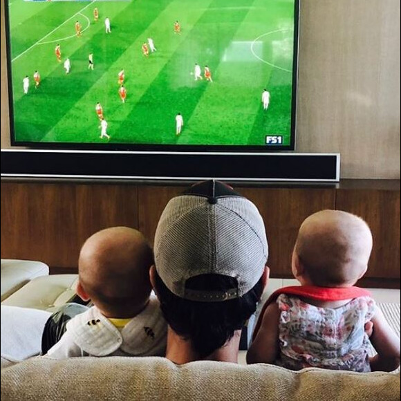 Enrique Iglesias regarde la Ligue des champions à la télévision avec ses jumeaux Nicholas et Lucy. Photo Instagram le 24 avril 2018.