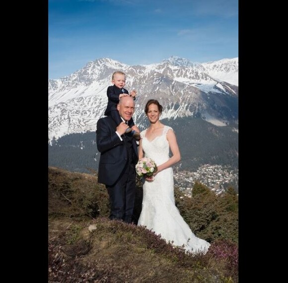 Didier Cuche le jour de son mariage avec Manuela Fanconi, avec son fils Noé. Facebook, le 1er avril 2017.