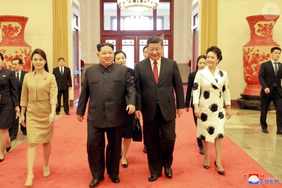 La rencontre du leader nord coréen Kim Jong-un et sa femme Ri Sol-ju avec le president chinois Xi Jinping et sa femme Peng Liyuan le 28 mars 2018.