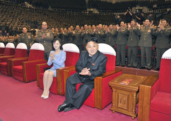 Le président nord-coréen Kim Jong-un et son épouse Ri Sol-ju lors d'un concert au théâtre de Pyongyang le 4 août 2013.
