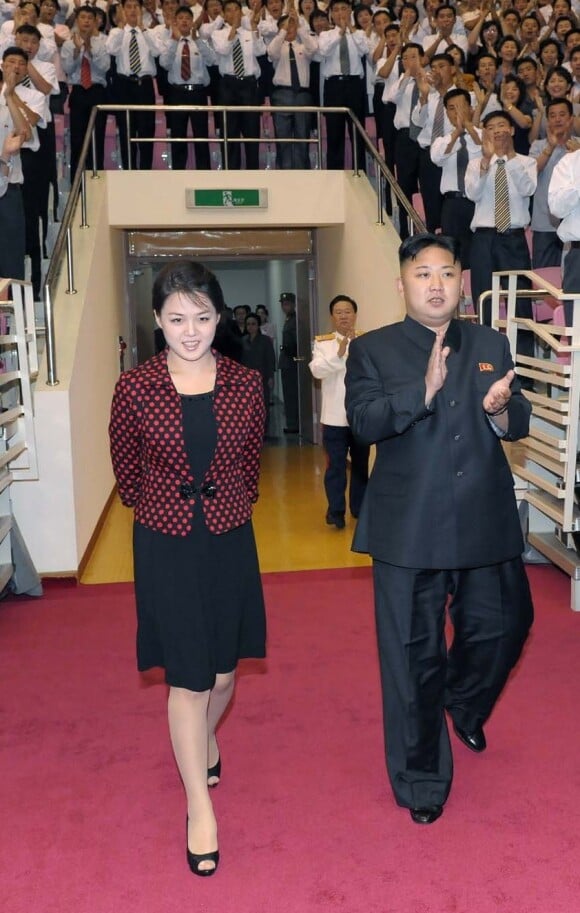 Le président nord-coréen Kim Jong-un et son épouse Ri Sol-ju lors d'une apparition à Pyongyang, le 31 juillet 2012.