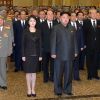 Le président nord-coréen Kim Jong-un rend hommage à son père Kim Jong-il Pyongyang avec son épouse. Le 17 décembre 2013.