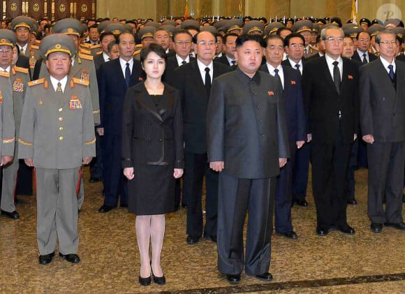 Le président nord-coréen Kim Jong-un rend hommage à son père Kim Jong-il Pyongyang avec son épouse. Le 17 décembre 2013.