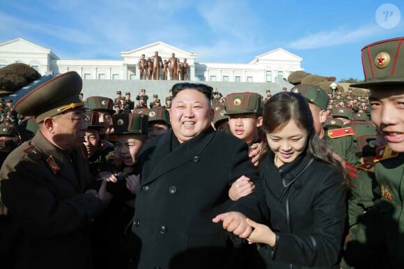 Le président nord-coréen Kim Jong-un et son épouse Ri Sol-ju lors de leur arrivée à la Mangyongdae Revolutionary School, le 2 mars 2017.
