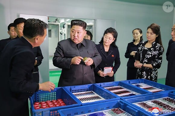 Le président nord-coréen Kim Jong-un et son épouse Ri Sol-ju visitent une entreprise de cosmétiques de Pyongyang le 29 octobre 2017.
