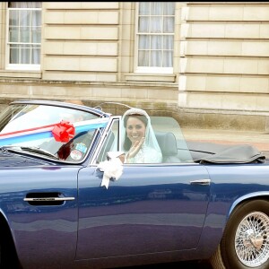 Le prince William et la duchesse Catherine de Cambridge (Kate Middleton) quittant le palais de Buckingham en Aston Martin DB6 volante après leur mariage, en route pour Clarence House et la fête, le 29 avril 2011 à Londres.