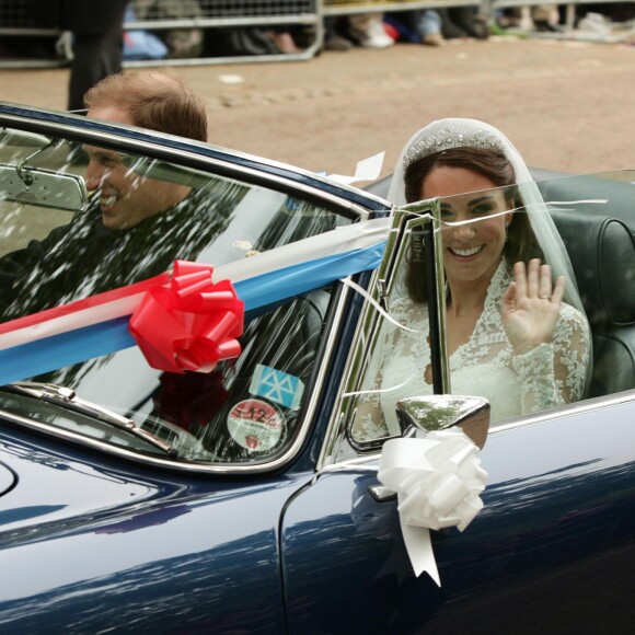 Le prince William, duc de Cambridge, et la duchesse Catherine de Cambridge (Kate Middleton) quittant le palais de Buckingham en Aston Martin DB6 volante après leur mariage, en route pour Clarence House et la fête, le 29 avril 2011 à Londres.