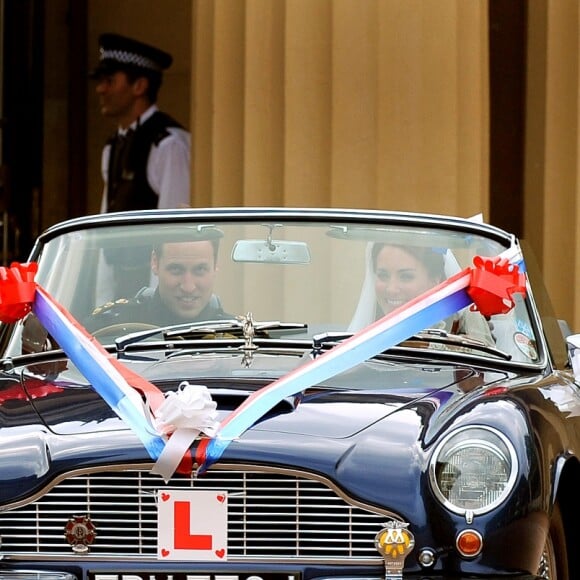 Le prince William, duc de Cambridge, et la duchesse Catherine de Cambridge (Kate Middleton) quittant le palais de Buckingham en Aston Martin DB6 volante après leur mariage, en route pour Clarence House et la fête, le 29 avril 2011 à Londres.