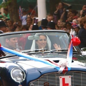 Le prince William, duc de Cambridge, et la duchesse Catherine de Cambridge (Kate Middleton) quittant le palais de Buckingham en Aston Martin DB6 volante après leur mariage, en route pour Clarence House et la fête, le 29 avril 2011 à Londres.