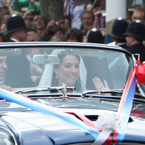 Le prince William, duc de Cambridge, et la duchesse Catherine de Cambridge (Kate Middleton) quittant le palais de Buckingham en Aston Martin DB6 volante après leur mariage, en route pour Clarence House et la fête, le 29 avril 2011 à Londres.