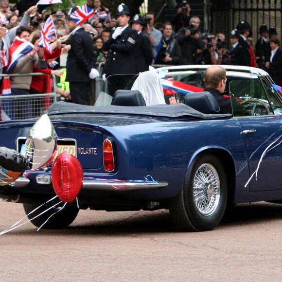 Le prince William, duc de Cambridge, et la duchesse Catherine de Cambridge (Kate Middleton) quittant le palais de Buckingham en Aston Martin DB6 volante après leur mariage, en route pour Clarence House et la fête, le 29 avril 2011 à Londres.