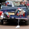 Le prince William, duc de Cambridge, et la duchesse Catherine de Cambridge (Kate Middleton) quittant le palais de Buckingham en Aston Martin DB6 volante après leur mariage, en route pour Clarence House et la fête, le 29 avril 2011 à Londres.