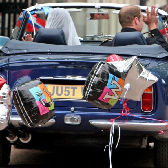 Le prince William, duc de Cambridge, et la duchesse Catherine de Cambridge (Kate Middleton) quittant le palais de Buckingham en Aston Martin DB6 volante après leur mariage, en route pour Clarence House et la fête, le 29 avril 2011 à Londres.