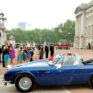 Le prince William, duc de Cambridge, et la duchesse Catherine de Cambridge (Kate Middleton) quittant le palais de Buckingham en Aston Martin DB6 volante après leur mariage, en route pour Clarence House et la fête, le 29 avril 2011 à Londres.