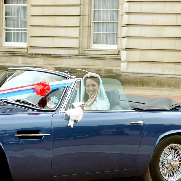 Le prince William, duc de Cambridge, et la duchesse Catherine de Cambridge (Kate Middleton) quittant le palais de Buckingham en Aston Martin DB6 volante après leur mariage, en route pour Clarence House et la fête, le 29 avril 2011 à Londres.