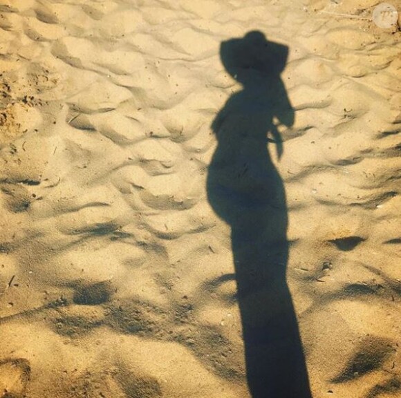 Sylvier Tellier, enceinte, à la plage. Instagram, avril 2018.