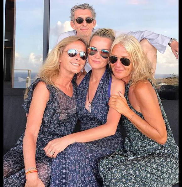 Laeticia Hallyday pose avec ses amis Michel Klein, Liliane Jossua et Marie Ponia­­­towski à Saint-Barthélémy, avril 2018