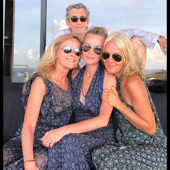 Laeticia Hallyday pose avec ses amis Michel Klein, Liliane Jossua et Marie Ponia­­­towski à Saint-Barthélémy, avril 2018