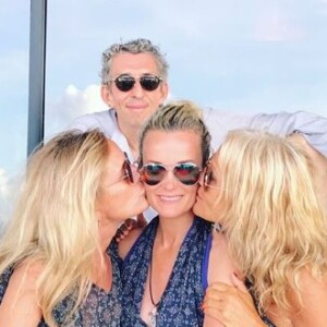 Laeticia Hallyday, souriante, pose avec ses amis Michel Klein, Liliane Jossua et Marie Ponia­­­towski à Saint-Barthélémy, avril 2018