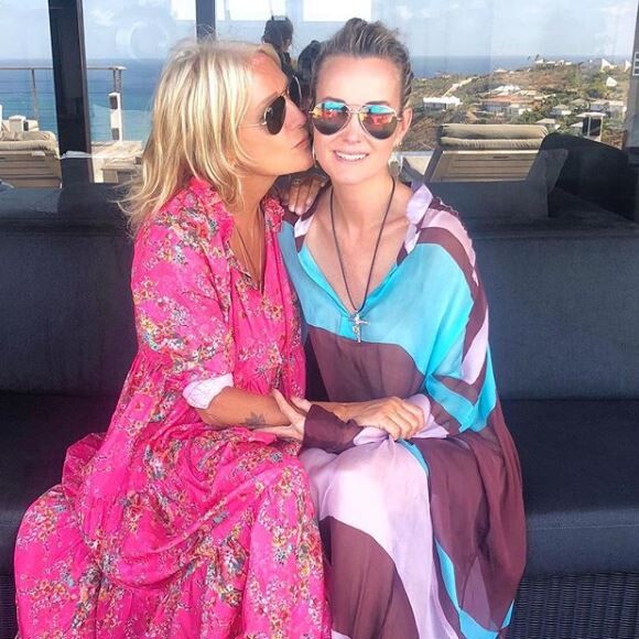 Laeticia Hallyday pose avec Liliane Jossua à Saint-Barthélémy, avril 2018