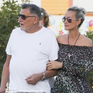 Semi-exclusif - Laeticia Hallyday, Jean-Claude Camus et son petit-fils Joalukas Noah - Laeticia Hallyday s'est recueillie sur la tombe de J. Hallyday au cimetière de Lorient à Saint-Barthélemy le 24 avril 2018.