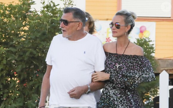 Semi-exclusif - Laeticia Hallyday, Jean-Claude Camus et son petit-fils Joalukas Noah - Laeticia Hallyday s'est recueillie sur la tombe de J. Hallyday au cimetière de Lorient à Saint-Barthélemy le 24 avril 2018.