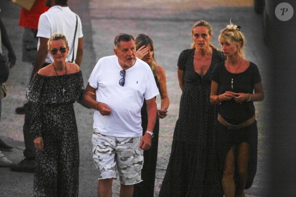 Semi-exclusif - Laeticia Hallyday, Jean-Claude Camus, Sylviane (la nounou) - Laeticia Hallyday s'est recueillie sur la tombe de J. Hallyday avec JC Camus accompagné de sa fille et de son petit-fils au cimetière de Lorient à Saint-Barthélemy le 24 avril 2018.