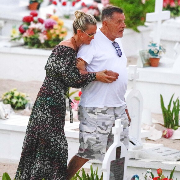 Semi-exclusif - Laeticia Hallyday, Jean-Claude Camus - Laeticia Hallyday s'est recueillie sur la tombe de J. Hallyday avec JC Camus accompagné de sa fille et de son petit-fils au cimetière de Lorient à Saint-Barthélemy le 24 avril 2018.