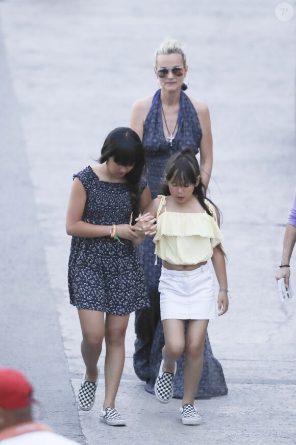 Exclusif -  Laeticia Hallyday et ses filles Jade et Joy - Laeticia Hallyday est allée déposer des bougies sur la tombe de J. Hallyday avec ses filles Jade et Joy et des amis au cimetière de Lorient à Saint-Barthélemy, le 23 avril 2018.